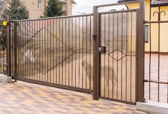 Купить ворота из профлиста с элементами ковки, с металлическими столбами в рамке или под дерево в Минеральных Водах от 153735 руб